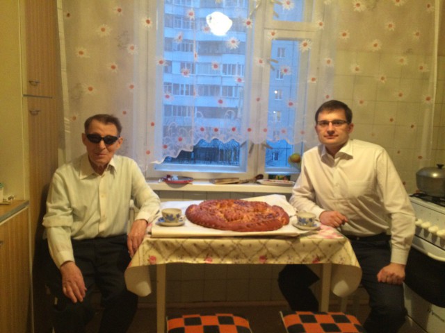 Зашёл к деду чай попить