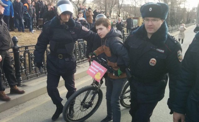 Фото. Как прошло несанкционированное шествие в столице и других городах