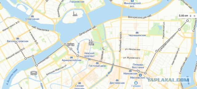 "Сжечь ведьму!" Девушка поглощает огромные порции еды и не поправляется