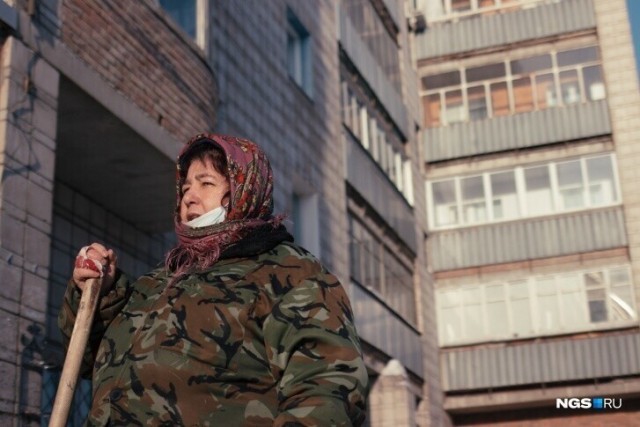 «Некоторые говорят "фу-фу", а мне не обидно». Три женщины рассказали, как оказались дворниками и почему работают много лет