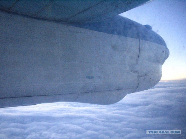 Ан-24 взлетает с раскисшей полосы