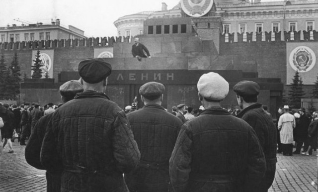 В.И. Ленин принимает отречение от престола Николая II Романова