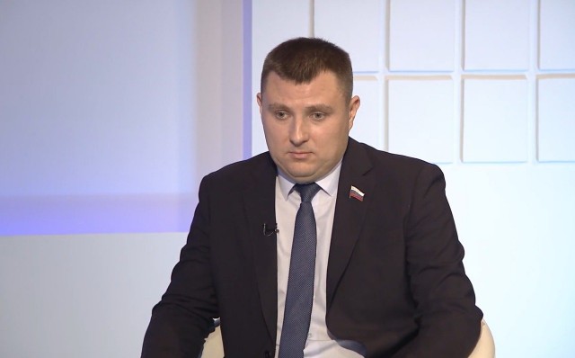 «Выбил из колеи»: депутат объяснил свое «мычание» вместо ответа на вопрос про дорогущую елку в Воронеже