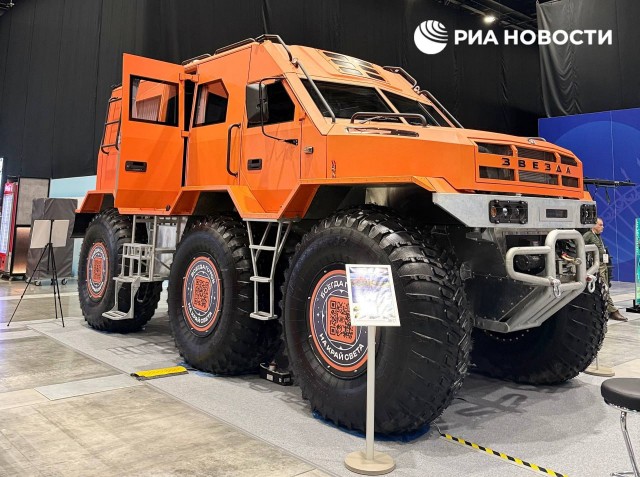 Вездеход "Звезда Т13" с двухметровыми колесами представили на форуме "Арктика: настоящее и будущее"