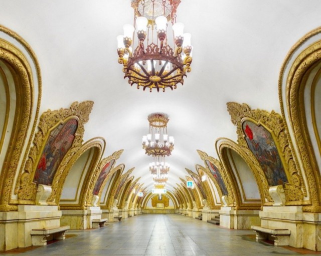 Необычное: московское и питерское метро без людей