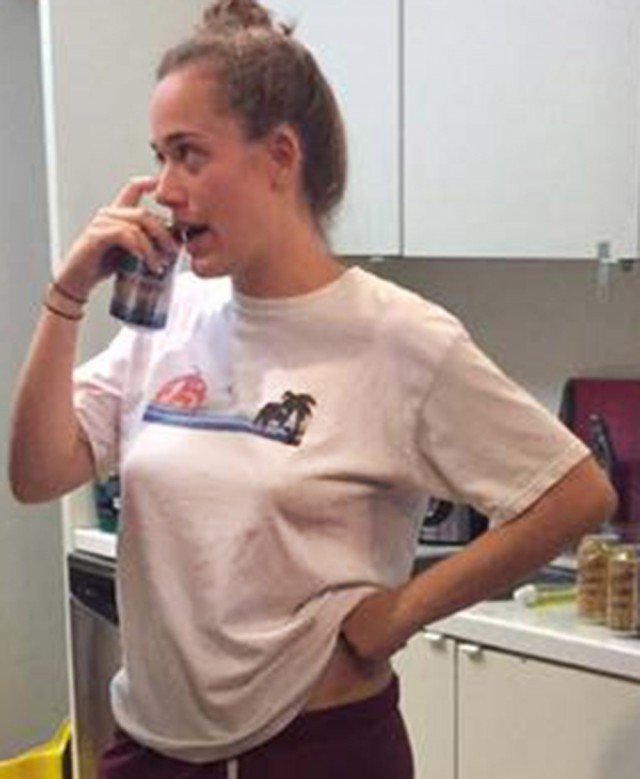 Старшекурсница и первокурсница на студенческой вечеринке