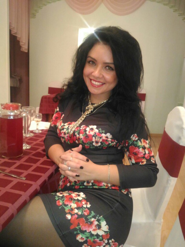 Красивые девушки в платьях