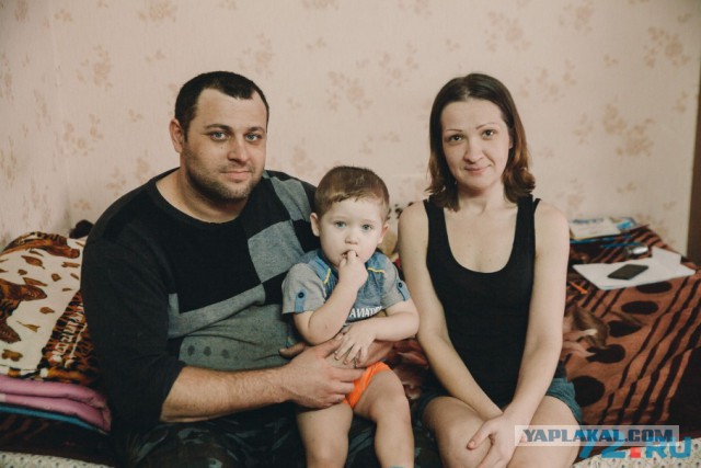Тюменская семья с двухлетним малышом второй месяц живет в машине
