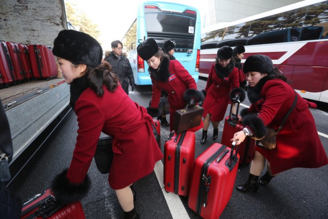 Болельщицы из КНДР прибыли на Олимпиаду в Южную Корею