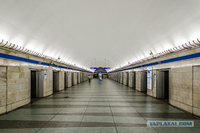 Зачем в Ленинградском метро строили станции с дверьми на платформе?