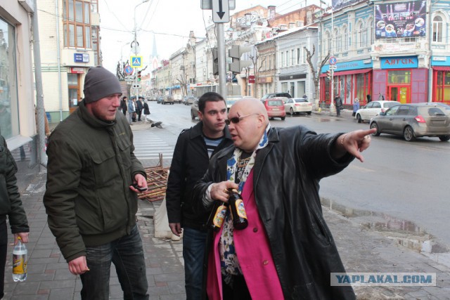 В Петербурге брутальные люди после мелкого ДТП, вышли с автоматом к машине, вытащили из неё девушку и погрузили в свое авто