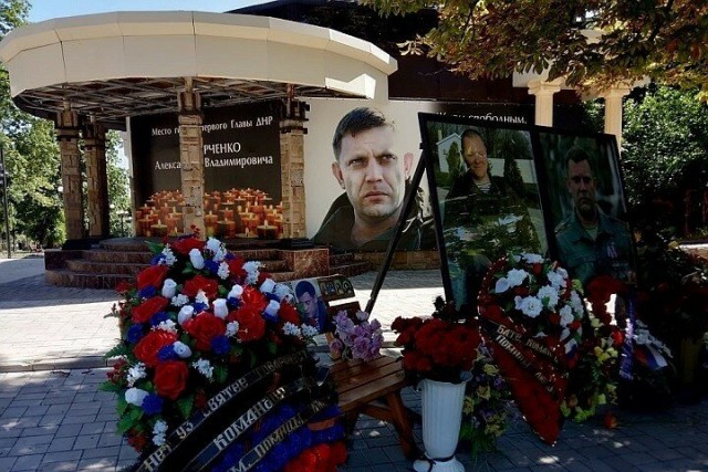 Жители Донецка весь день несут цветы к месту гибели первого Главы ДНР