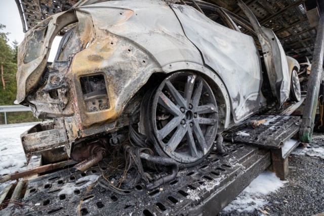 На шоссе Таллинн-Пярну загорелся автовоз, перевозивший машины Toyota и один люксовый Lexus