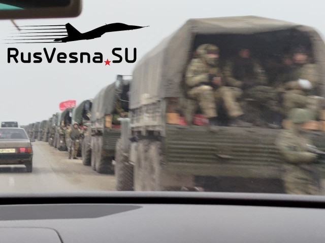 Большая колонна российских военных заходит на Украину под флагами СССР