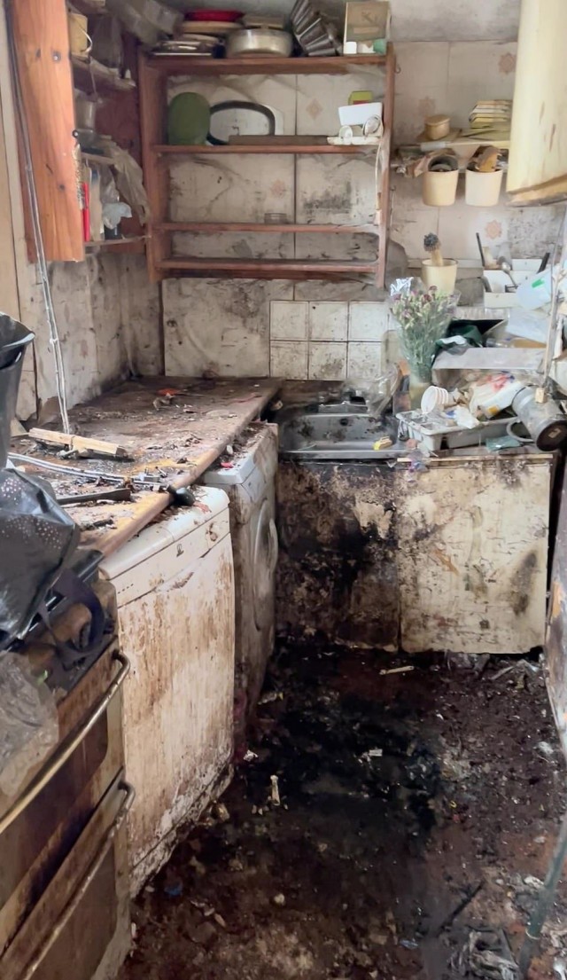 Что ждало уборщика внутри дома пожилой пары, где не убирались 20 лет