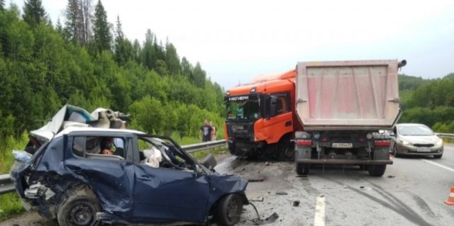 В Добрянском районе Пермского края в результате массового ДТП с грузовиком погибли четыре человека