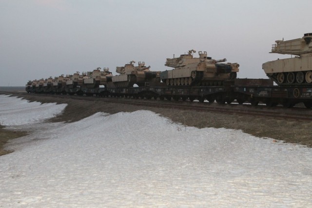 В Польше был замечен огромный эшелон с танками Abrams и БМП Bradley