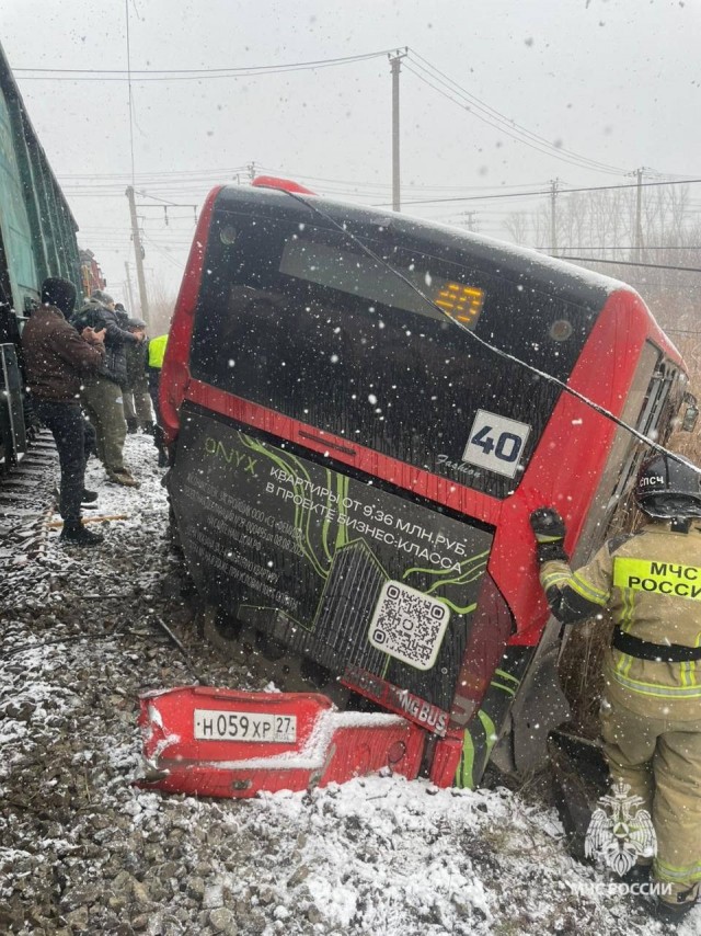 Поезд столкнулся с пассажирским автобусом в Хабаровске