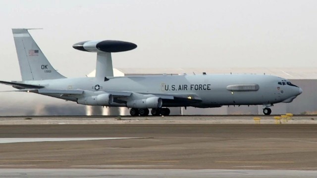 ОАК впервые подняла в воздух двухместный Су-57