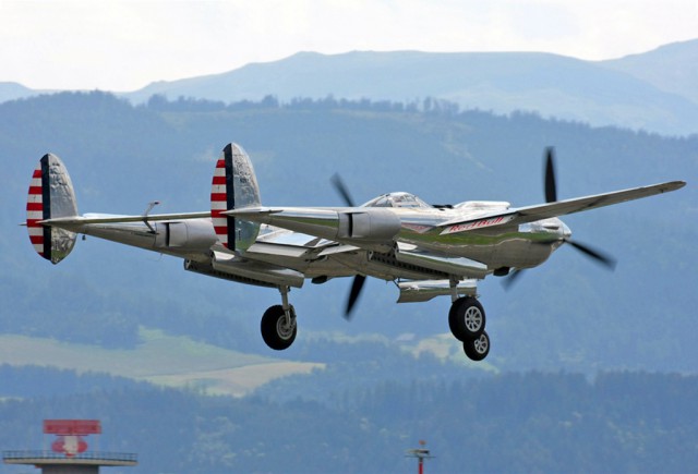 Многоцелевой истребитель P-38 «Lightning»