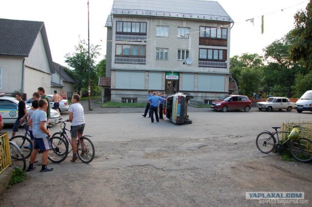 Как в Закарпатье борются с милицией (21 фото)