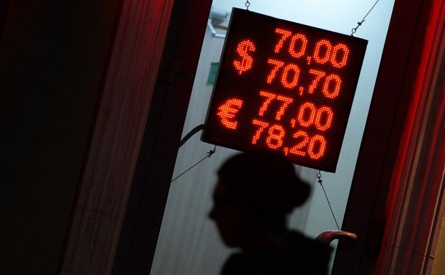 На Московской бирже стоимость евро менее чем за час выросла на 3 рубля. Курс доллара впервые с 2016 года пробил отметку в 63 руб