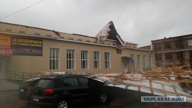 Шторм в Архангельске и Северодвинске валит деревья, срывает крыши