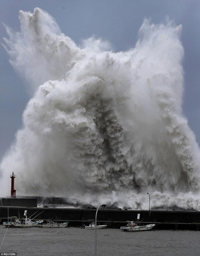 Тайфун Джеби уничтожил побережье Японии и уже добрался до России. Фотографии последствий