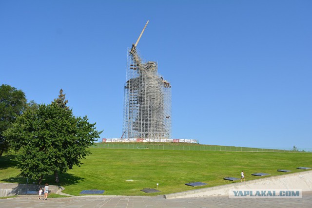 В Волгограде реставрируют статую "Родина-мать зовет!"