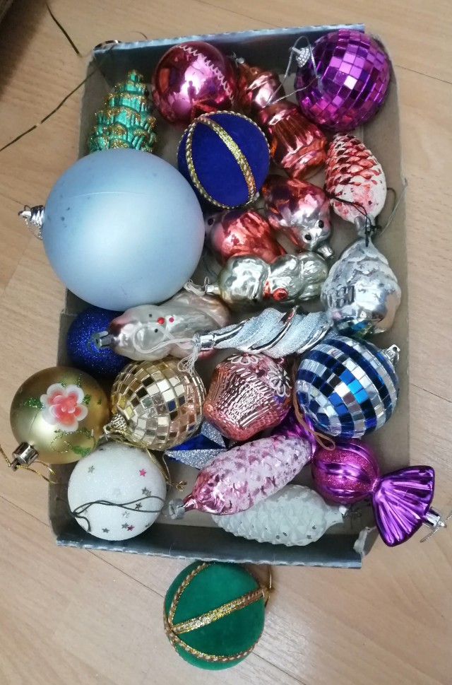 А можно я похвастаюсь елочными игрушками?