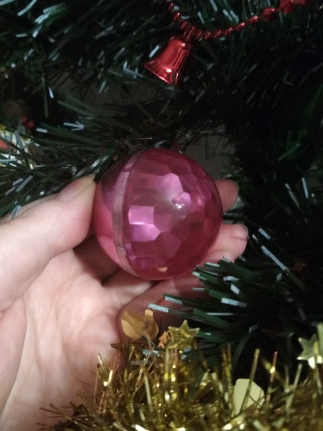 А можно я похвастаюсь елочными игрушками?