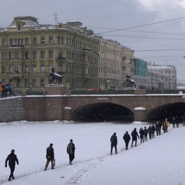 Местные жители пробираются через блокированный Невский по льду замерзшей реки.