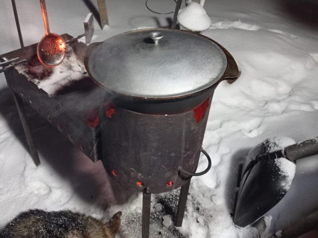 Макароны с курицей и грибами в казане