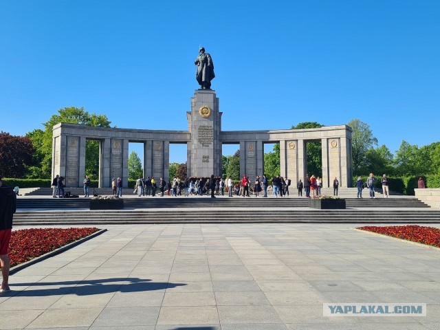 В эту самую минуту в Берлине от Бранденбургских ворот готовится стартовать «Бессмертный полк»