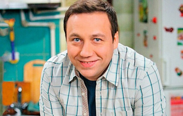 Снимался у Гайдая и Михалкова, а прославился в «Ворониных» и теперь привел в ситком и сына