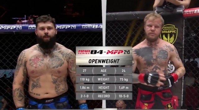 Российский боец MMA выиграл бой после того, как к клетке прорвалась его переживающая жена