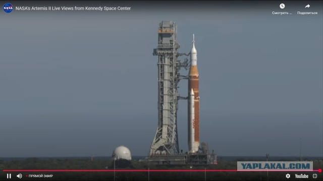 Транспортер NASA выехал за лунной ракетой.