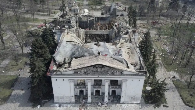 Жители Москвы несут цветы к посольству Ирана