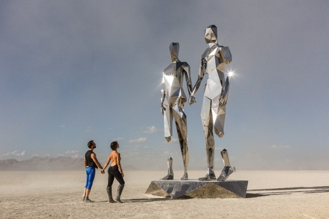 В пустыне Burning Man появилась гигантская сломанная Эйфелева башня
