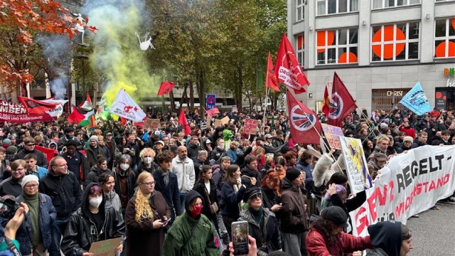 Как минимум 165 тысяч человек вышли на массовые протесты в Германии, требуя отставки Мерца, — СМИ