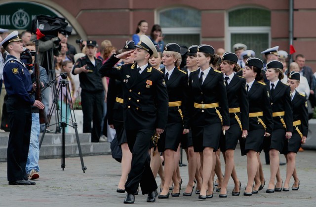 «Девчонки у нас ущемлены…»: Российский омбудсмен выступила за то, чтобы женщины проходили срочную службу в армии
