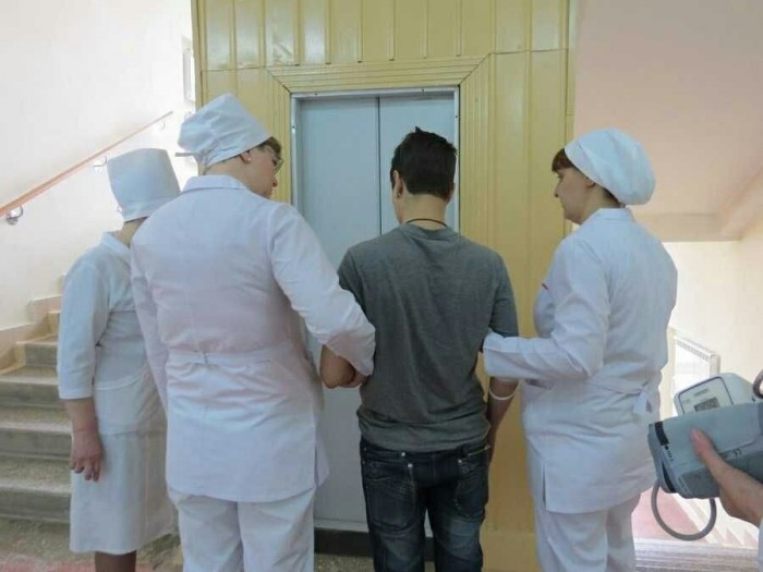 Выпивающих на улице предложили направлять на принудительное лечение