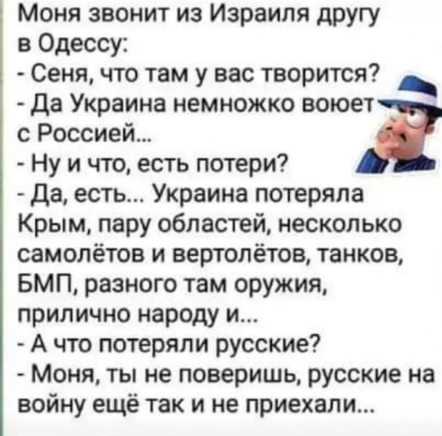 Активисты принесли дрова и бензин под посольство РФ в Киеве.