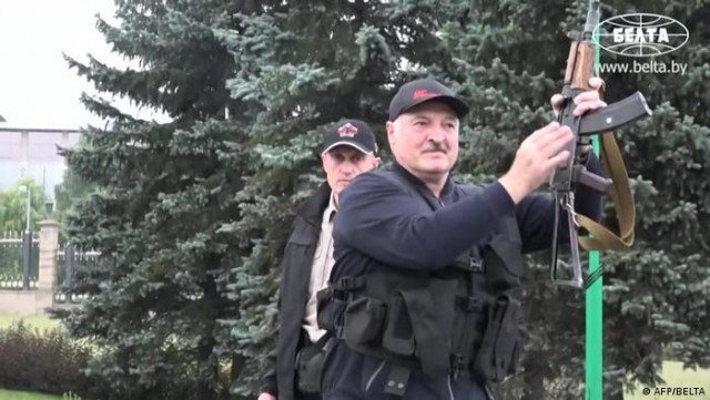 Лукашенко прокомментировал отъезд россиян из страны после объявления мобилизации и счел уехавших «не нашими людьми»
