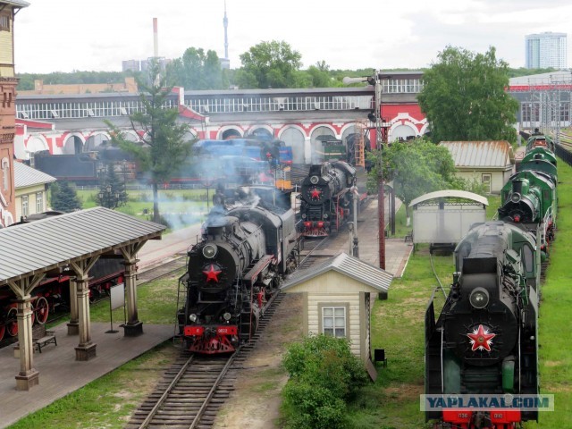 Паровоз на переезде в Тверской области