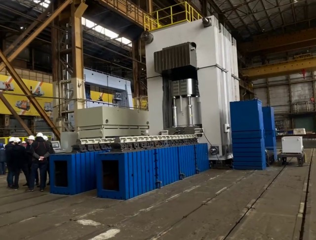 Ростех показал уникальный пресс, при помощи которого будут штамповать топливные баки и авиапанели для самолётов МС-21 и Ту-214