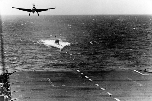 Немецкая подлодка на буксире у американского авианосца. Захват U-505