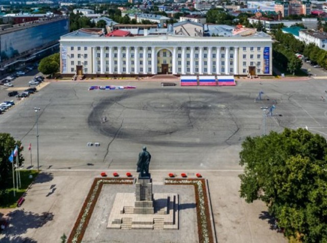 В Ревде уже шестой час пытаются разломать памятник Ленину.