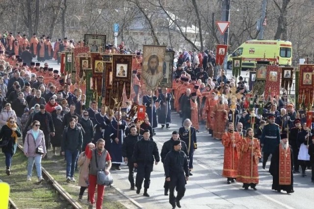 У мечети на улице Щепкина идёт молитва. Тысячи москвичей мусульман Москвы совершают ид-намаз