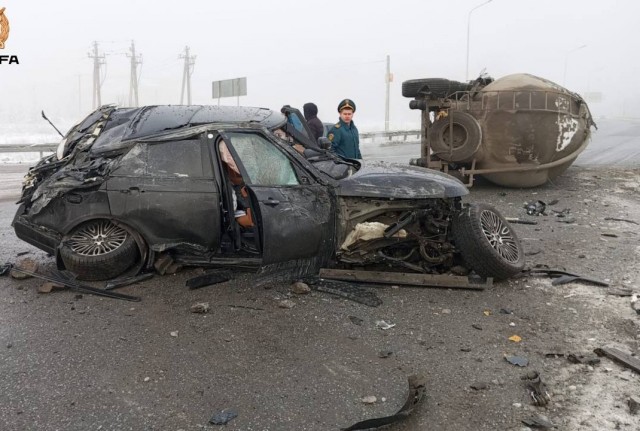 Грузовик опрокинулся на Нагаевском шоссе в Уфе